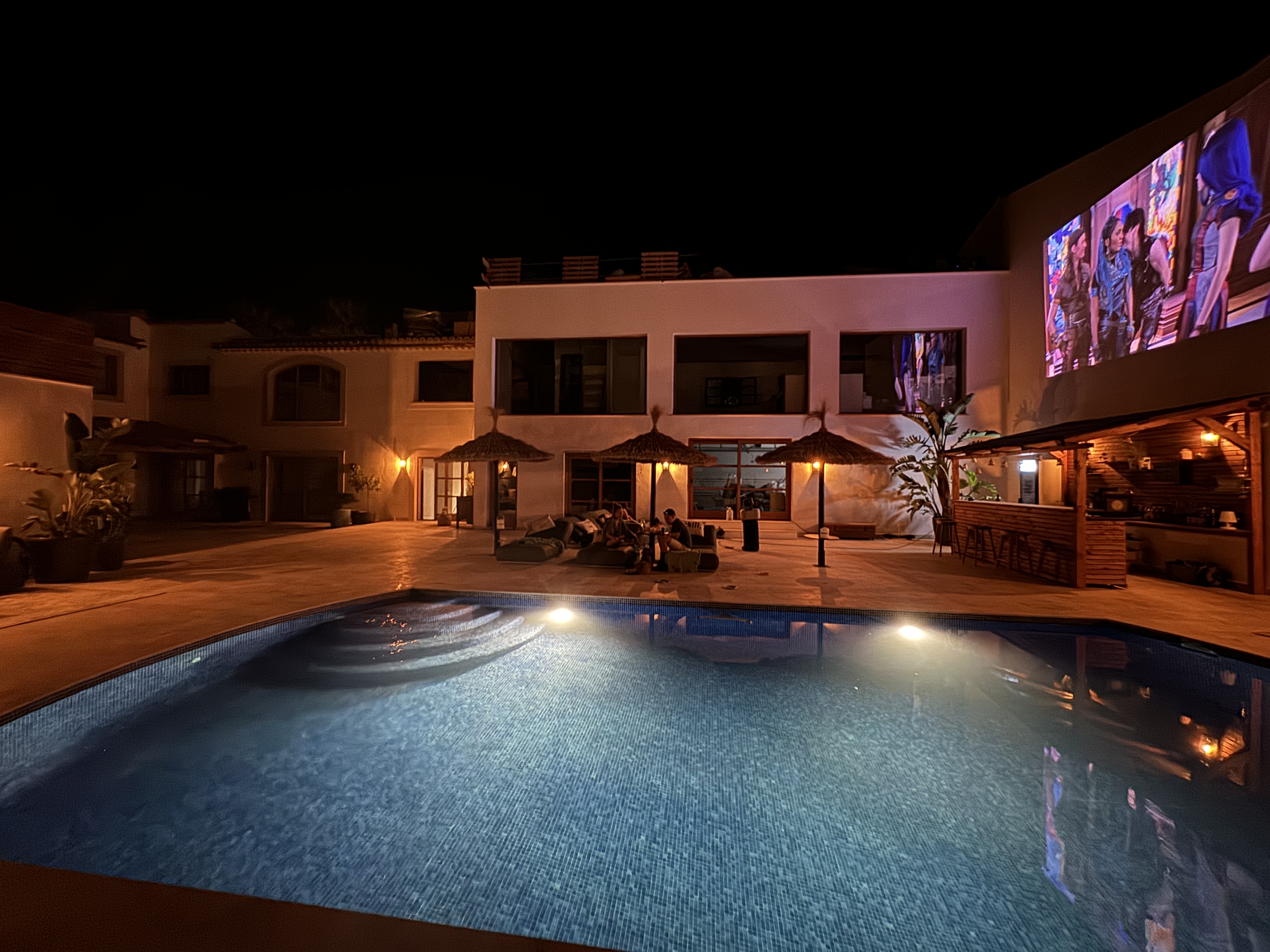 Casa Balanguera — piscina privada iluminada de noche con vistas a la propiedad